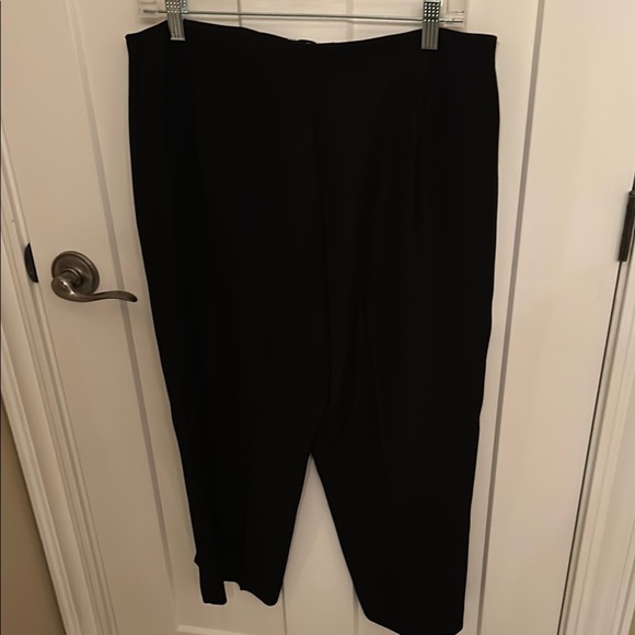 Joseph Ribkoff Black Capri Pants, Made in Canada, size 12 - Picture 4 of 5